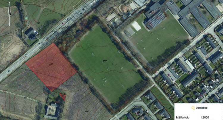 Kort med over idrætsområdet ved Stilling Skole og markering af de 8000 m2, som Skanderborg Kommune har købt.